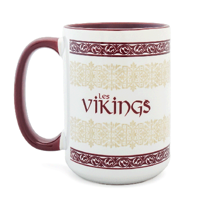 Détail du grand mug céramique Les Vikings Puy du Fou, bandes de motifs géométriques dorés et bordures bordeaux inspirés du costume de Sybèle