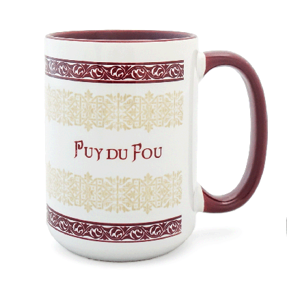 Grand mug Sybèle Puy du Fou, face avec signature et motifs inspirés de la robe de mariée de l'an 1000