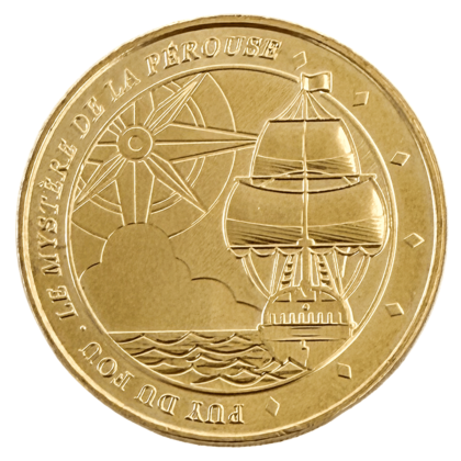 Jeton touristique Puy du Fou Le Mystère de la Pérouse 2026 – face dorée avec voilier trois-mâts et rose des vents, frappé par la Monnaie de Paris