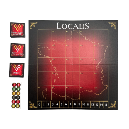 Plateau du jeu de société Localis Puy du Fou représentant la carte de France quadrillée, avec cartes de lieux à gauche et jetons de score colorés.