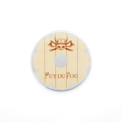 Magnet rond effet bois beige avec casque viking à cornes et haches croisées gravées en cuivre, logo Puy du Fou