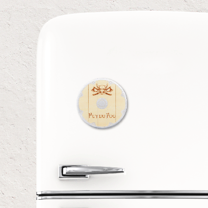 Magnet bouclier casque viking fixé sur réfrigérateur blanc vintage démontrant son utilisation décorative au quotidien