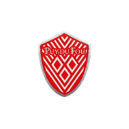 Magnet bouclier en forme de blason médiéval rouge et blanc avec mâcles du Puy du Fou - image détourée