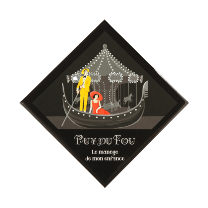 Magnet Puy du Fou Le Mime et l'Étoile avec le mime et l'étoile dans une gondole devant un manège illuminé, citation Le manège de mon enfance