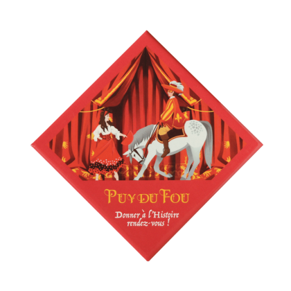 Magnet Puy du Fou Les Mousquetaires de Richelieu avec un mousquetaire sur cheval gris et Serafina dansant en robe rouge, citation Donner à l'Histoire rendez-vous