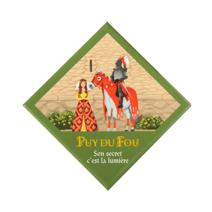 Magnet Puy du Fou Le Secret de la Lance avec Marguerite en robe médiévale et le chevalier Fulgent en armure sur son cheval rouge, citation Son secret c'est la lumière