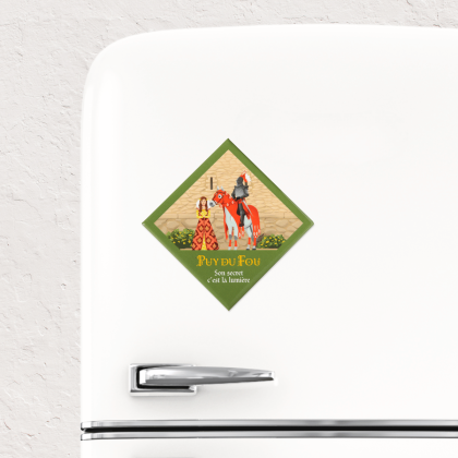 Magnet souvenir Puy du Fou Le Secret de la Lance collé sur un réfrigérateur blanc, illustration de Marguerite et du chevalier Fulgent en armure