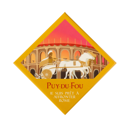 Magnet Puy du Fou Le Signe du Triomphe avec un aurige en char dans l'arène romaine, citation Je suis prêt à affronter Rome, fond jaune et orange