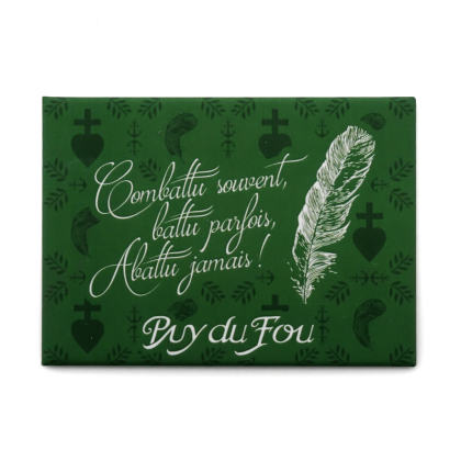 Magnet souvenir Le Dernier Panache Puy du Fou – devise de François Athanase Charette en lettres calligraphiées sur fond vert