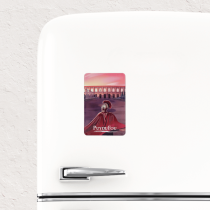 Magnet relief Signe du Triomphe Puy du Fou fixé sur un réfrigérateur blanc