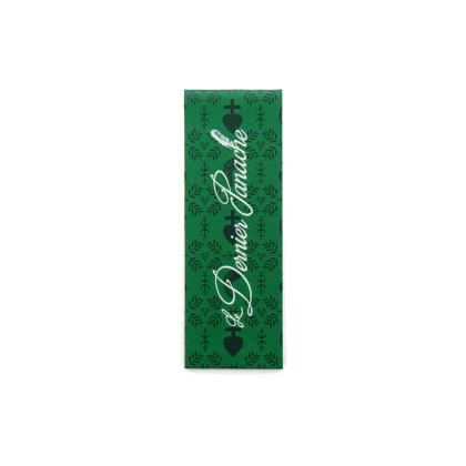 Marque-page magnétique Le Dernier Panache Puy du Fou, vue à plat, signature cursive et motifs vendéens sur fond vert
