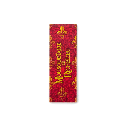 Vue de face du marque-page magnétique Mousquetaire de Richelieu Puy du Fou, fond rouge avec fleurs de lys dorées et titre du spectacle
