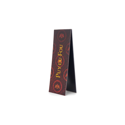Marque-page magnétique Le Signe du Triomphe Puy du Fou ouvert en V, face arrière avec inscription Puy du Fou en doré sur fond brun