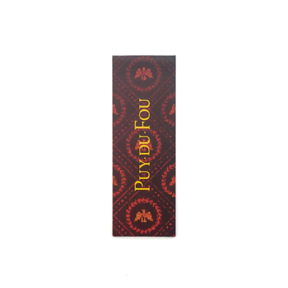 Vue de face du verso du marque-page Le Signe du Triomphe, inscription Puy du Fou en or sur fond brun bordeaux avec aigles romains