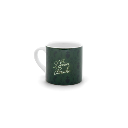 Mini mug Le Dernier Panache Puy du Fou, face avec le titre en calligraphie blanche et panache illustré sur fond vert profond