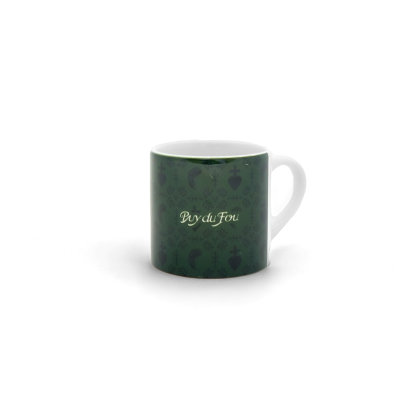 Verso du mini mug Le Dernier Panache avec la signature Puy du Fou en calligraphie blanche sur fond vert aux motifs vendéens