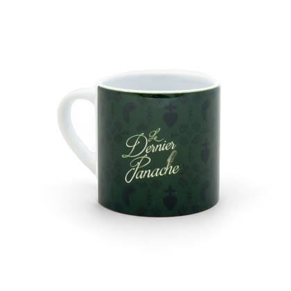 Mini mug Le Dernier Panache Puy du Fou, face avec le titre en calligraphie blanche et panache illustré sur fond vert profond