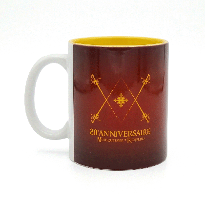 Mug édition spéciale 20 ans Mousquetaire de Richelieu Puy du Fou, détail fleurets de mousquetaires croisés et inscription anniversaire en or sur céramique bordeaux