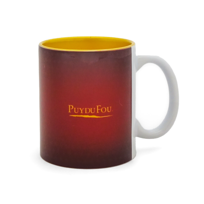 Mug collector Puy du Fou Mousquetaire de Richelieu, vue avec logo Puy du Fou doré, intérieur jaune doré et extérieur bordeaux