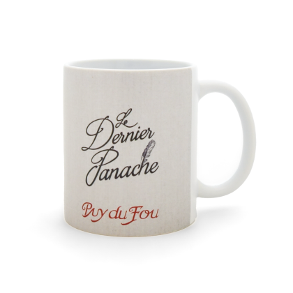 Verso du mug Cœur Vendéen Le Dernier Panache avec le titre en calligraphie noire et la signature Puy du Fou en rouge