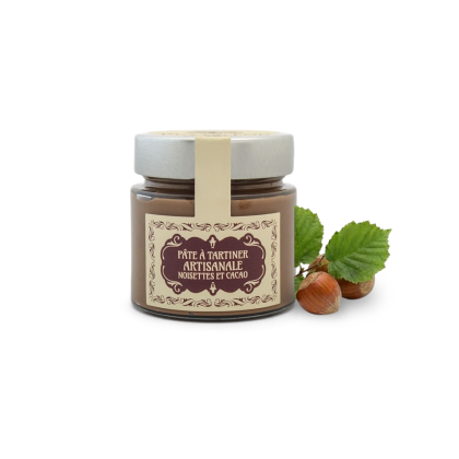 Pot de pâte à tartiner artisanale noisettes et cacao Puy du Fou entouré de noisettes fraîches