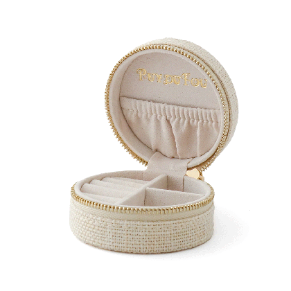Petite boîte à bijoux lin Puy du Fou coloris beige ouverte – intérieur velours, compartiments et logo Puy du Fou doré