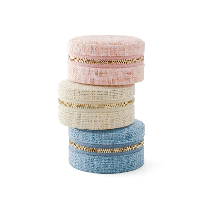 Petite boîte à bijoux lin Puy du Fou – 3 coloris beige, rose et bleu fermées, empilées vue de face