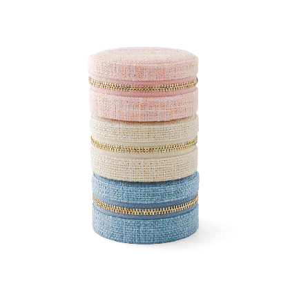 Petite boîte à bijoux lin Puy du Fou – 3 coloris beige, rose et bleu fermées, empilées et alignées vue de face
