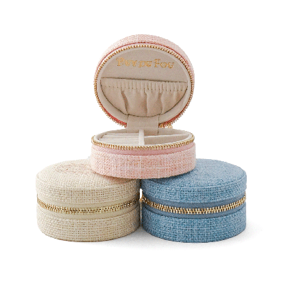 Petite boîte à bijoux lin Puy du Fou – 3 coloris beige, rose et bleu groupés, coloris rose ouvert sur le dessus