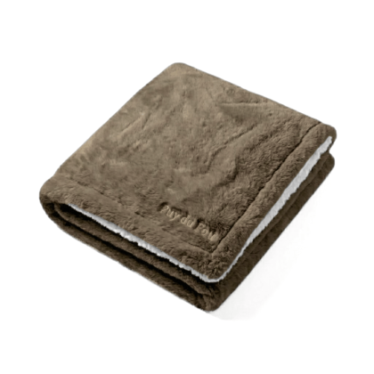 Plaid Puy du Fou – Doublé Effet Mouton taupe foncé, plié à plat, vue détaillée de la matière douce et chaleureuse.