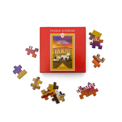 Boîte du puzzle 54 pièces Le Signe du Triomphe Puy du Fou entourée de plusieurs pièces du puzzle éparpillées