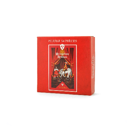 Vue de trois quarts de la boîte rouge du puzzle 54 pièces Mousquetaire du Richelieu Puy du Fou