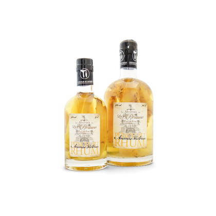 Bouteilles 35cl et 70cl de punch au rhum Ananas Victoria Le Mystère de La Pérouse Puy du Fou côte à côte