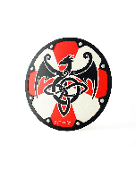 Bouclier viking bicolore en bois vu en perspective montrant l'ensemble du motif dragon et croix rouge sur fond beige avec finitions noires