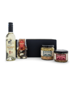 Coffret spécialités vendéennes avec produits posés devant la boîte : Troussepinette, mogettes au grillon, terrine au Mareuil et mogettes 3 chocolats.