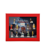 Vue de face du coffret rouge fermé Puy du Fou : fenêtre transparente avec les 12 fèves en porcelaine visibles et le logo “Puy du Fou” au centre du décor.