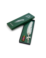 Coffret complet Le Dernier Panache Puy du Fou ouvert, écrin vert avec plume naturelle blanche, porte-plume argenté et fiole d'encre bronze