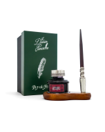 Coffret complet Le Dernier Panache Puy du Fou avec écrin vert, plume trempée, support en bois et flacon d'encre noire