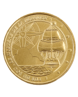 Jeton touristique Puy du Fou Le Mystère de la Pérouse 2026 – face dorée avec voilier trois-mâts et rose des vents, frappé par la Monnaie de Paris