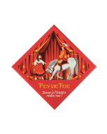 Magnet Puy du Fou Les Mousquetaires de Richelieu avec un mousquetaire sur cheval gris et Serafina dansant en robe rouge, citation Donner à l'Histoire rendez-vous