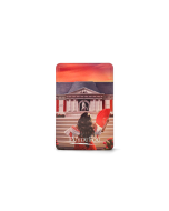 Magnet Puy du Fou Mousquetaires de Richelieu illustré de Sérafina en robe rouge, éventail à la main, face au Grand Carrousel