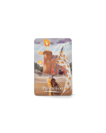 Magnet Puy du Fou Secret de la Lance illustré de Marguerite brandissant sa lance face au donjon enflammé