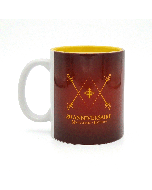 Mug édition spéciale 20 ans Mousquetaire de Richelieu Puy du Fou, détail fleurets de mousquetaires croisés et inscription anniversaire en or sur céramique bordeaux
