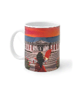 Face du mug Mousquetaire de Richelieu Puy du Fou, Sérafina en robe rouge éventail à la main devant le Grand Carrousel