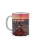 Mug affiche Le Signe du Triomphe Puy du Fou, vue de côté avec gladiateur de dos en cape rouge devant l'arène sous un ciel rose orangé