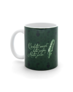 Mug Le Dernier Panache Puy du Fou avec la devise "Combattu souvent, battu parfois, abattu jamais !" et plume illustrée sur fond vert