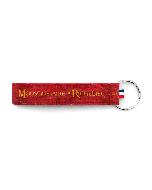 Porte-clés tissu Puy du Fou Mousquetaire de Richelieu – détail de l'inscription dorée sur fond rouge cardinal