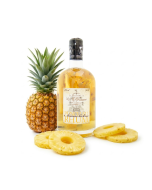 Punch au rhum Ananas Victoria Puy du Fou 70cl entouré d'un ananas Victoria frais et de rondelles d'ananas