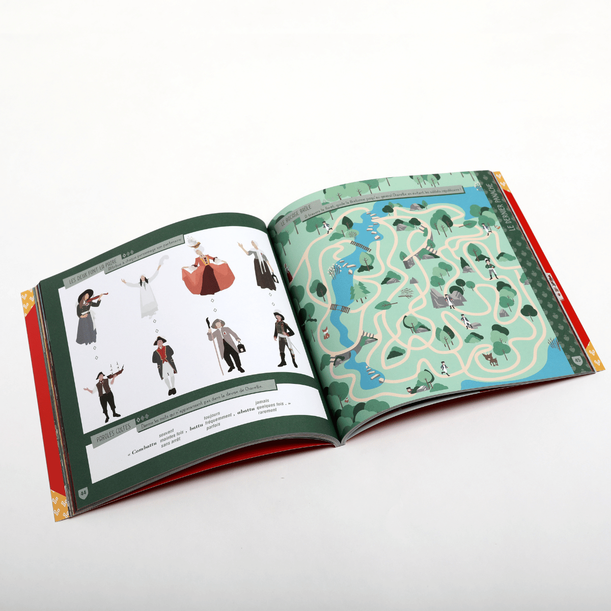 Cahier d’activités Puy du Fou ouvert sur une double page : à gauche, personnages costumés inspirés des spectacles historiques ; à droite, labyrinthe illustré sur fond de nature.