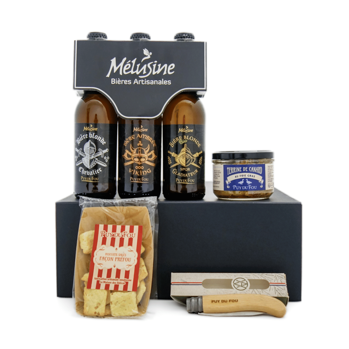 Coffret cadeau gourmand salé présenté sur la boîte noire, avec bières Mélusine alignées, biscuits préfou, terrine de canard et couteau alpage placé devant.